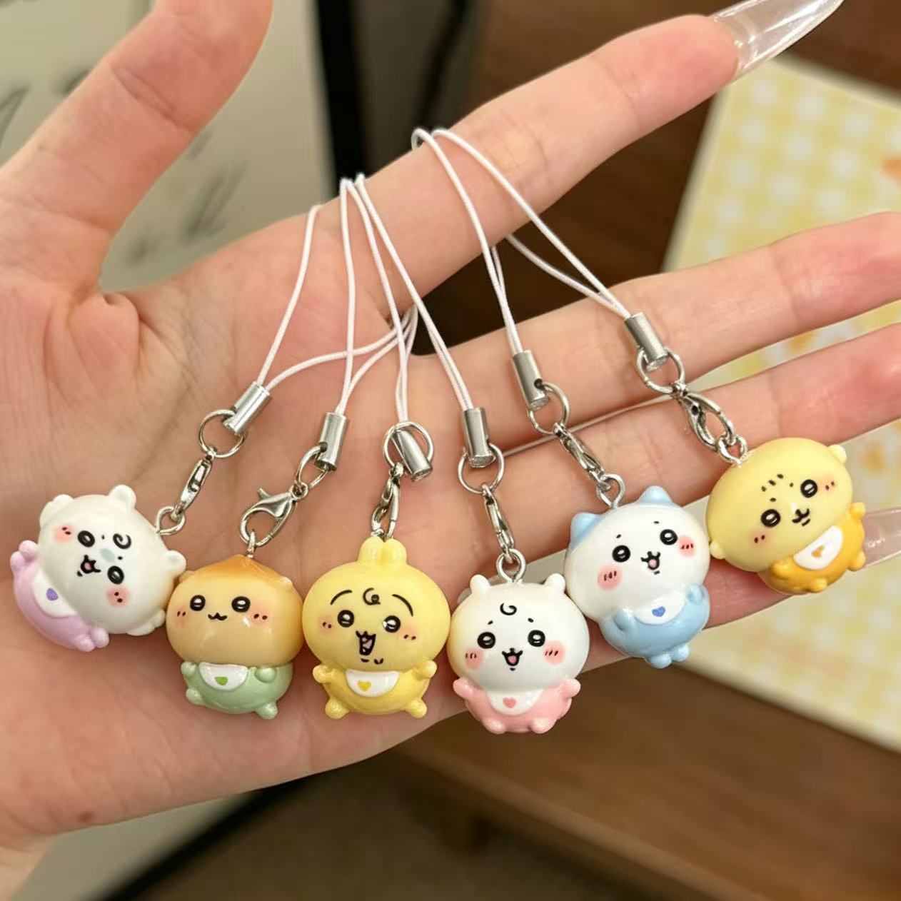 Resin Art Keychain - かわいい小さな樹脂製ペンダント、キュートなベビー服のうさぎハチワレ風スマホストラップ、ミニキーホルダー、小さなバッグチャーム、女子学生へのプレゼント