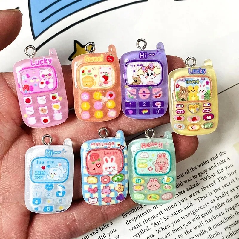 Resin Art Keychain - 10個入り ランダムミックス かわいい漫画の電話とウサギのレジンチャーム ラブリーペンダント DIYキーホルダー 手作りジュエリー装飾用