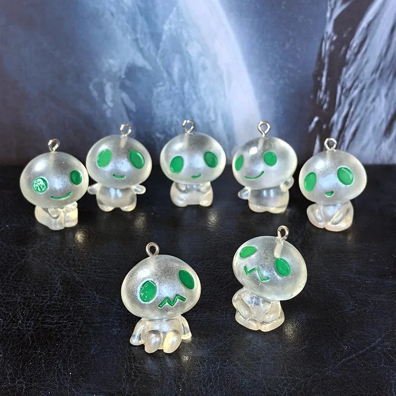 Resin Art Keychain - 7個入り暗闇で光るエイリアン樹脂チャーム、夜光漫画エイリアンペンダント、ネックレスキーホルダーDIY、パーティーギフトアクセサリー