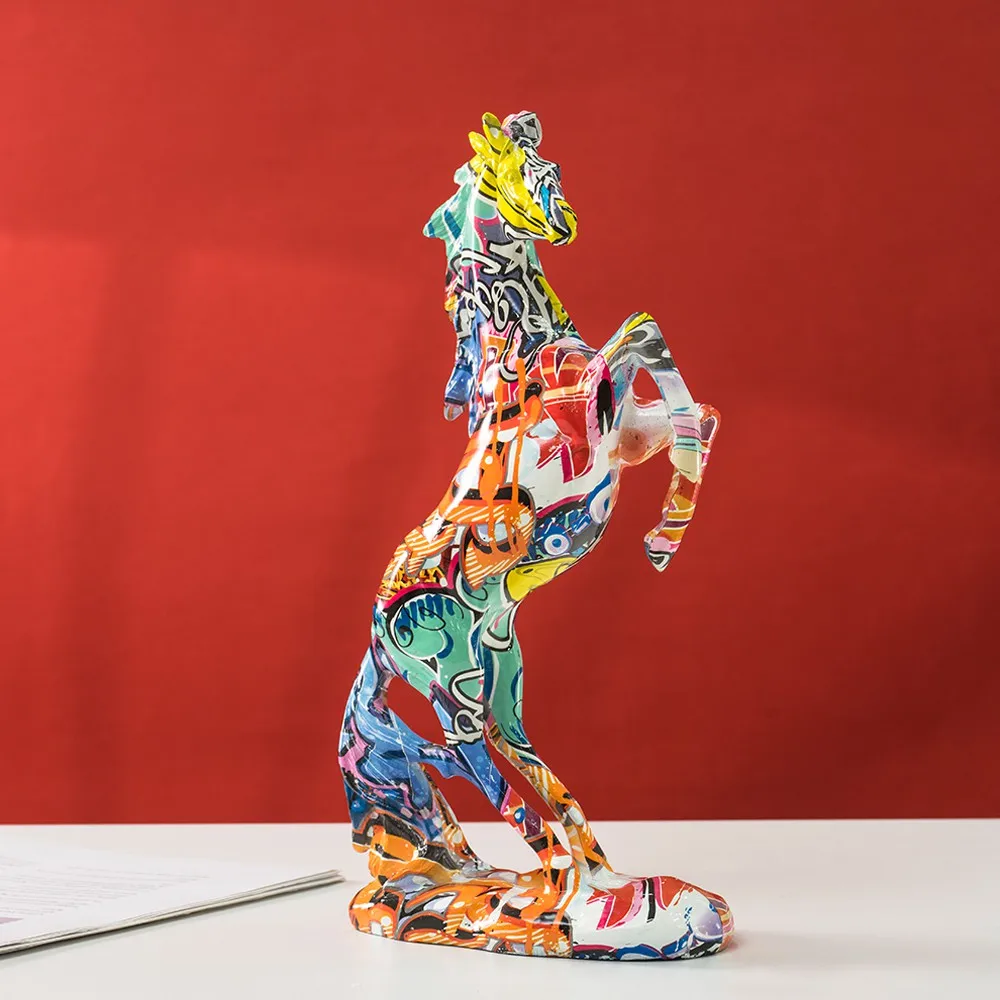 馬の彫像の落書き、ポップアート、モダンな装飾品、リビングルー - Resin Art Decoration Items のレビューと価格