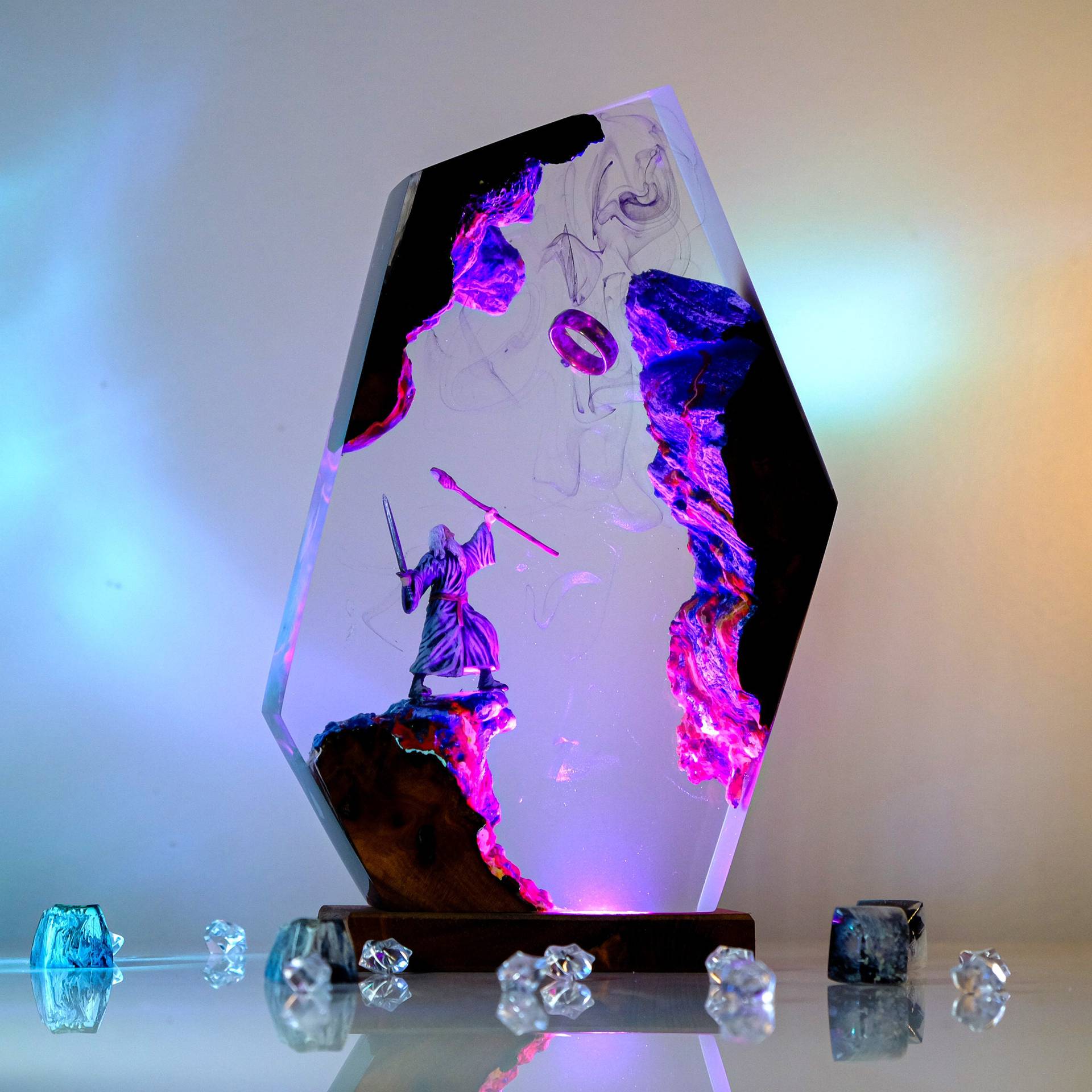 映画シーンフィギュアテーブル樹脂ランプマジックリングカラフル - Resin Art Furniture のレビューと価格