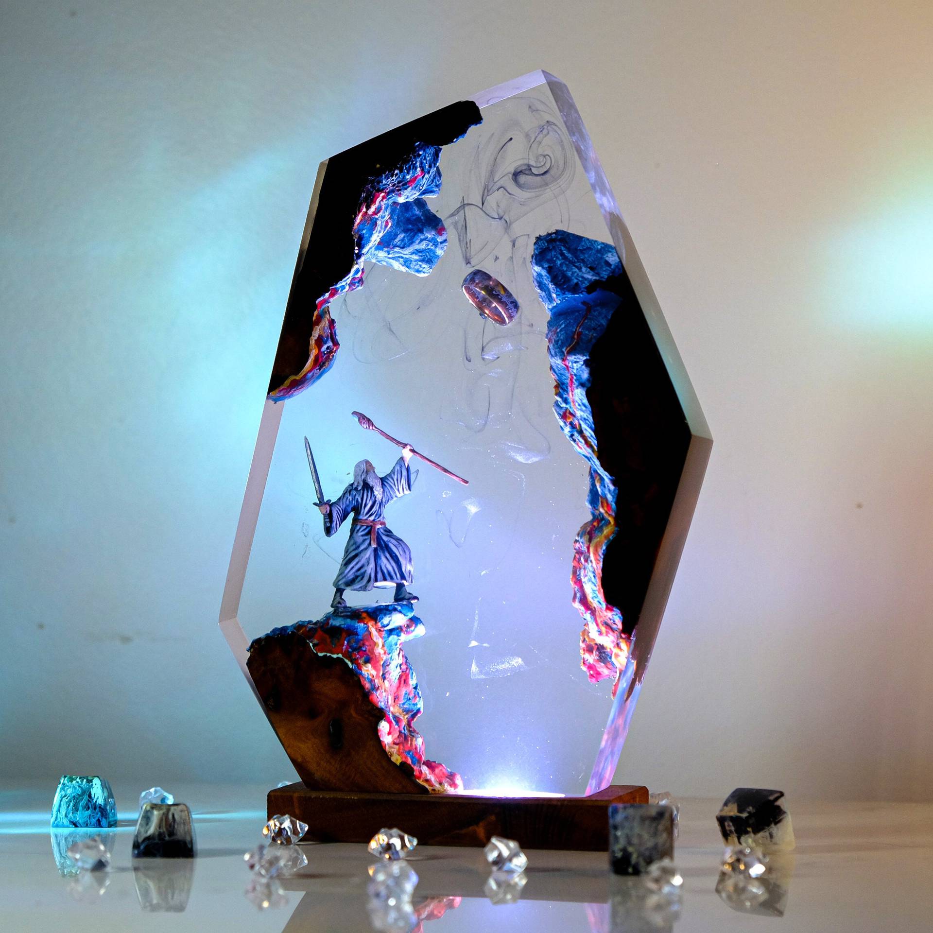 映画シーンフィギュアテーブル樹脂ランプマジックリングカラフル - Resin Art Furniture のレビューと価格