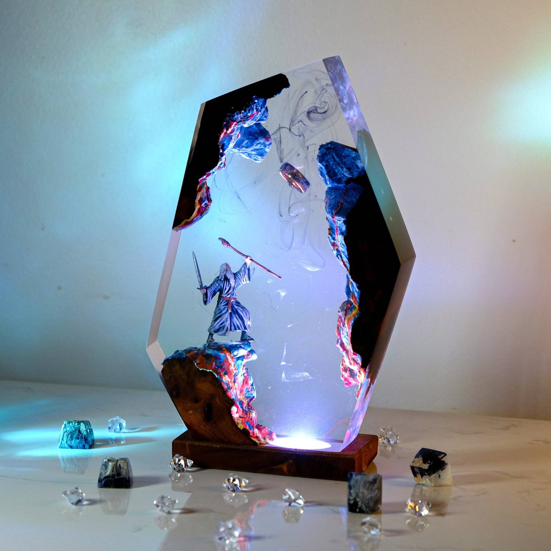 映画シーンフィギュアテーブル樹脂ランプマジックリングカラフル - Resin Art Furniture のレビューと価格